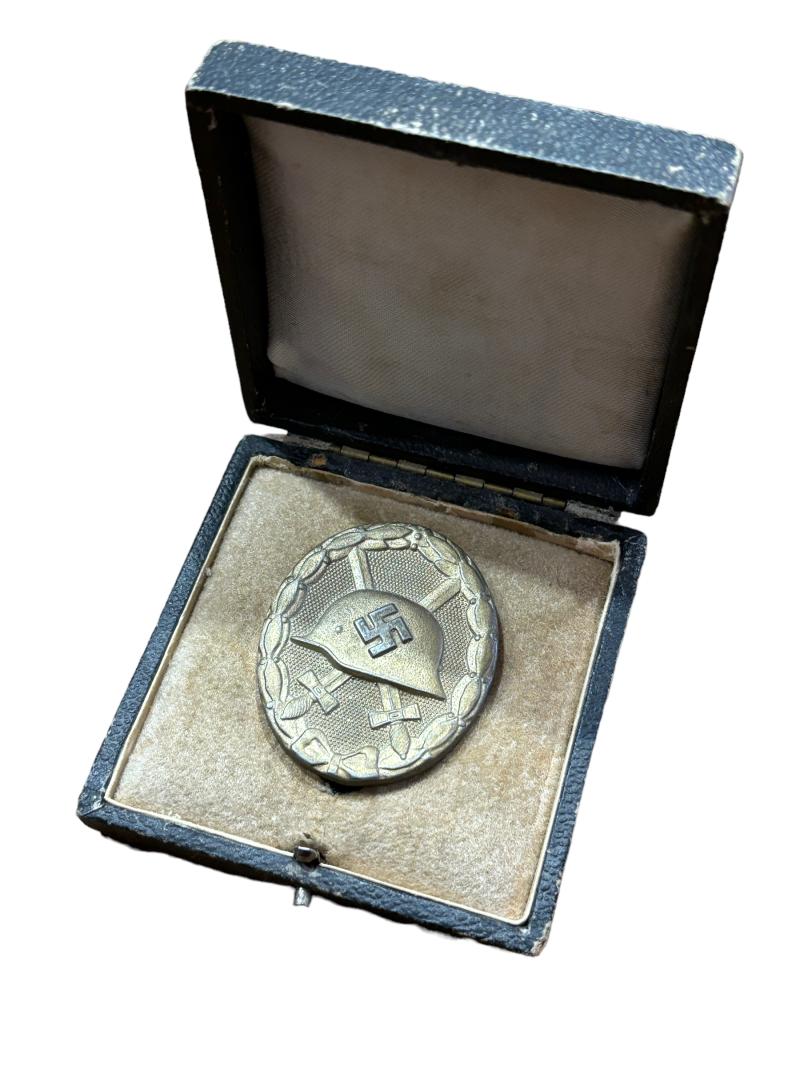 Cased Wound Badge in Gold