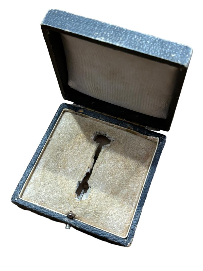 Cased Wound Badge in Gold